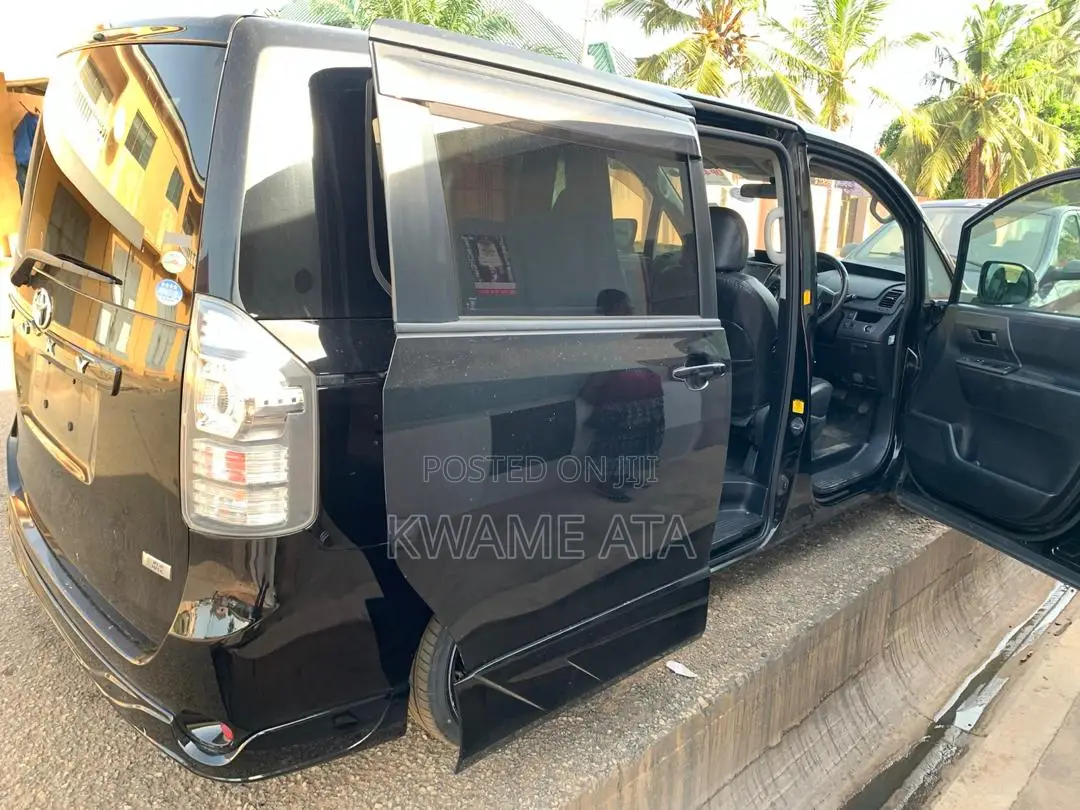 Toyota Voxy 2010 Black