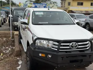 Toyota Hilux 2022 White