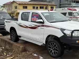 Toyota Hilux 2022 White