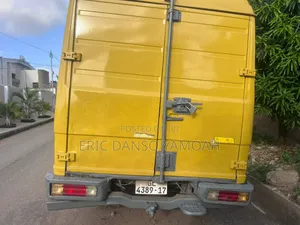 Mercedes-Benz Sprinter 2000 Yellow