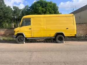 Mercedes-Benz Sprinter 2000 Yellow