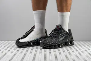 Nike Shox Tl “Triple Black”.