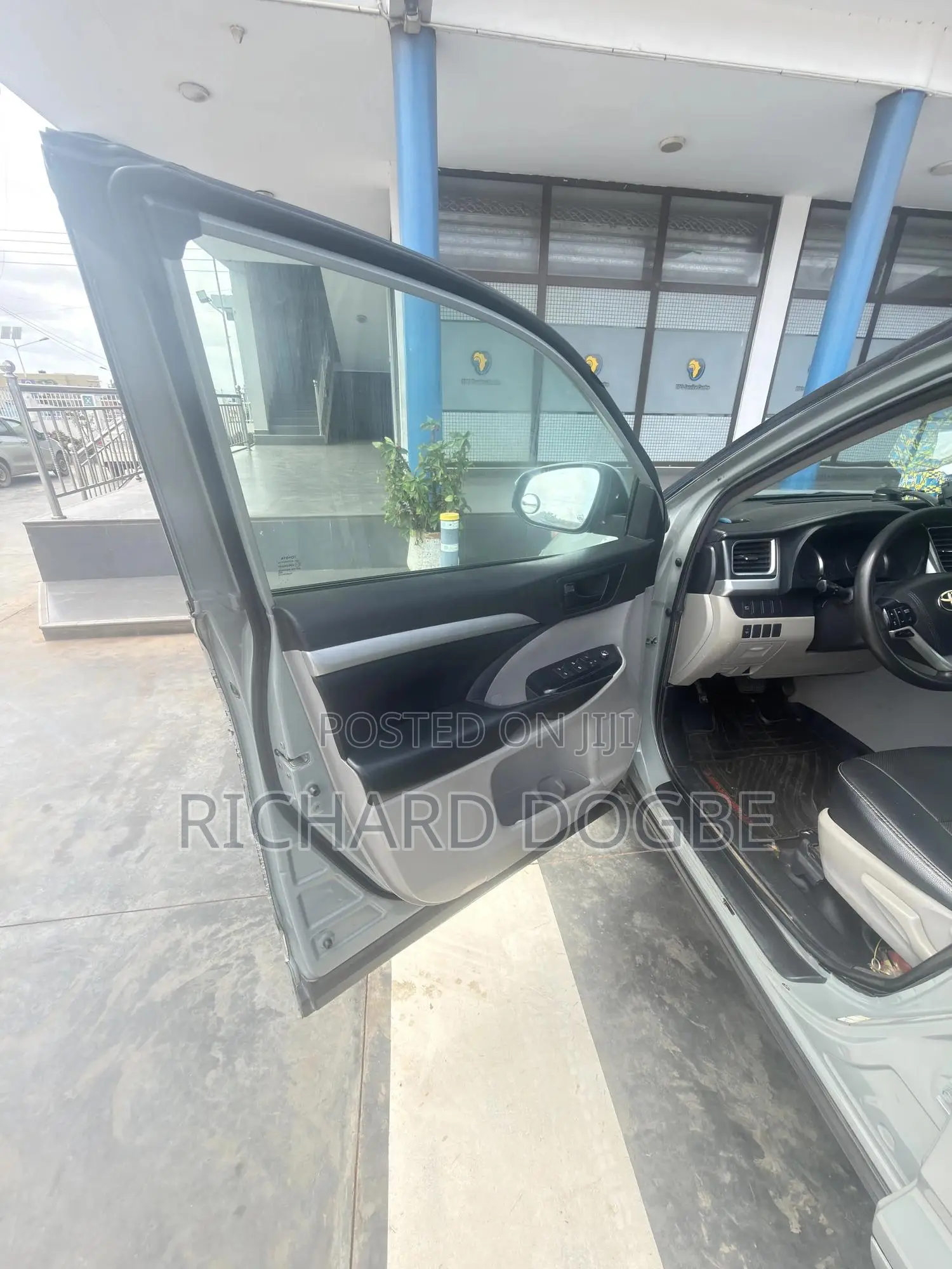 Toyota Highlander LE 4x2 (2.7L 4cyl 6A) 2018 Gray