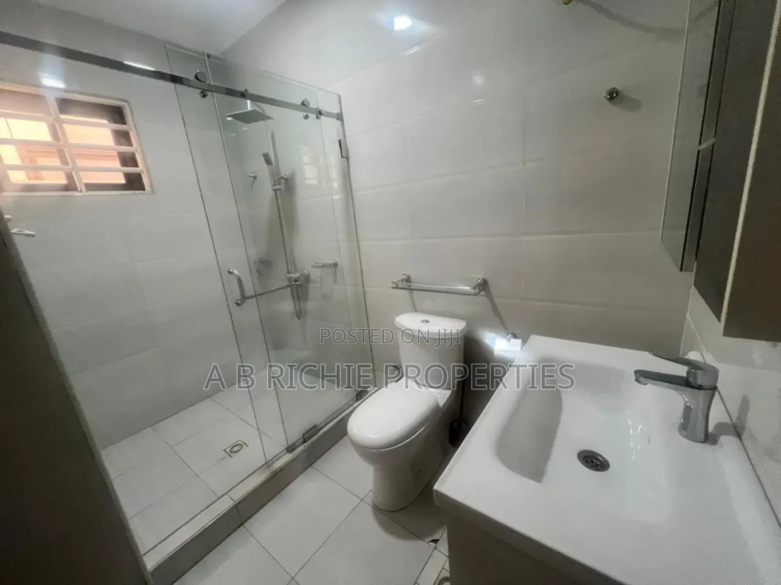 3bdrm Bungalow in Ab Richie Properties, Baatsona Total for rent