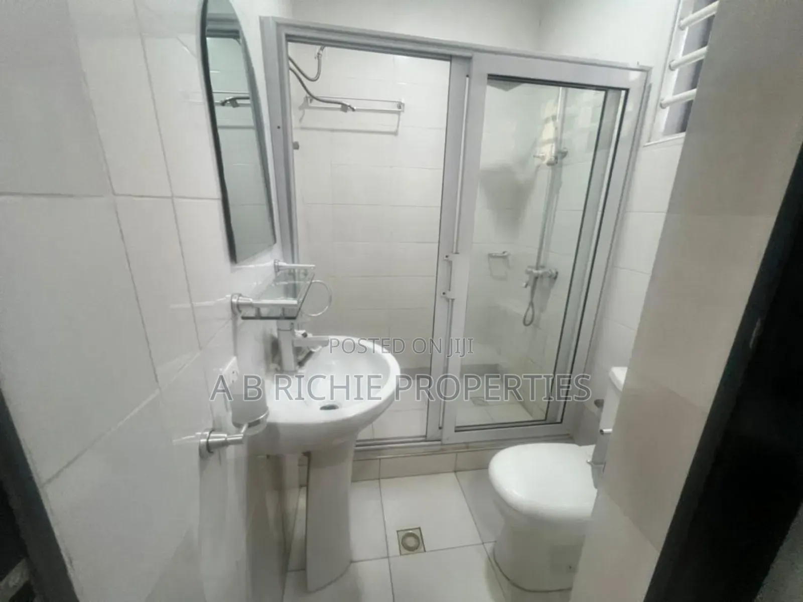 3bdrm Bungalow in Ab Richie Properties, Baatsona Total for rent
