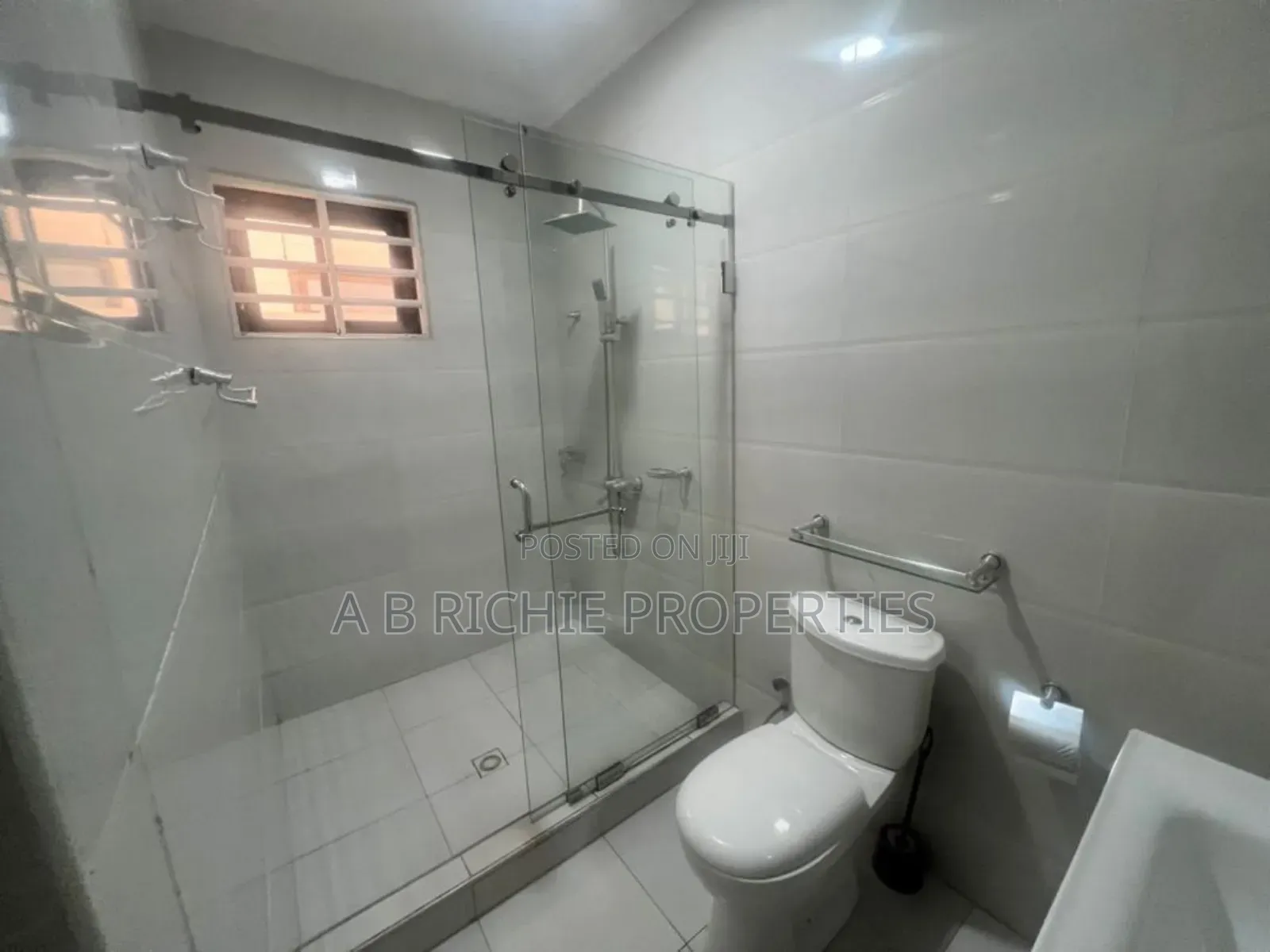 3bdrm Bungalow in Ab Richie Properties, Baatsona Total for rent