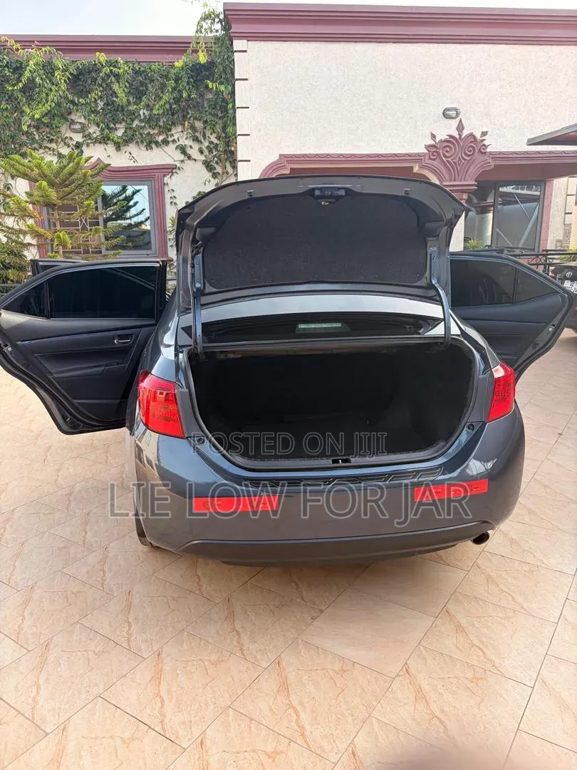 Toyota Corolla XSE 4dr Sedan (1.8L 4cyl CVT) 2017 Gray