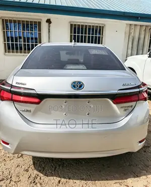 Toyota Corolla XLE (1.8L 4cyl 2A) 2018 Silver
