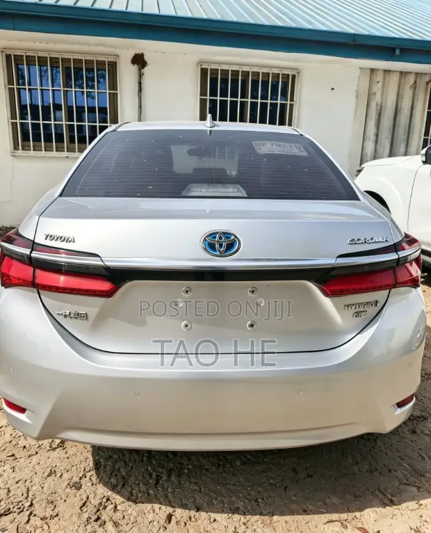 Toyota Corolla XLE (1.8L 4cyl 2A) 2018 Silver