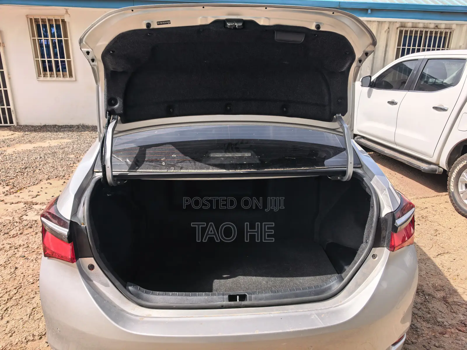 Toyota Corolla XLE (1.8L 4cyl 2A) 2018 Silver