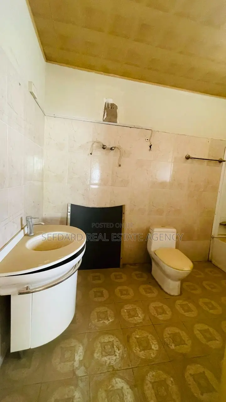 4bdrm House in Sefdard Properties, Amasaman for sale