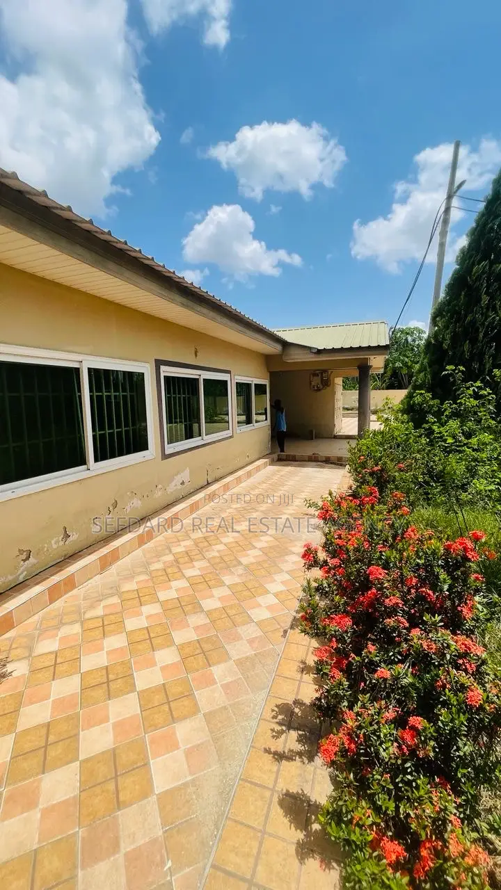 4bdrm House in Sefdard Properties, Amasaman for sale