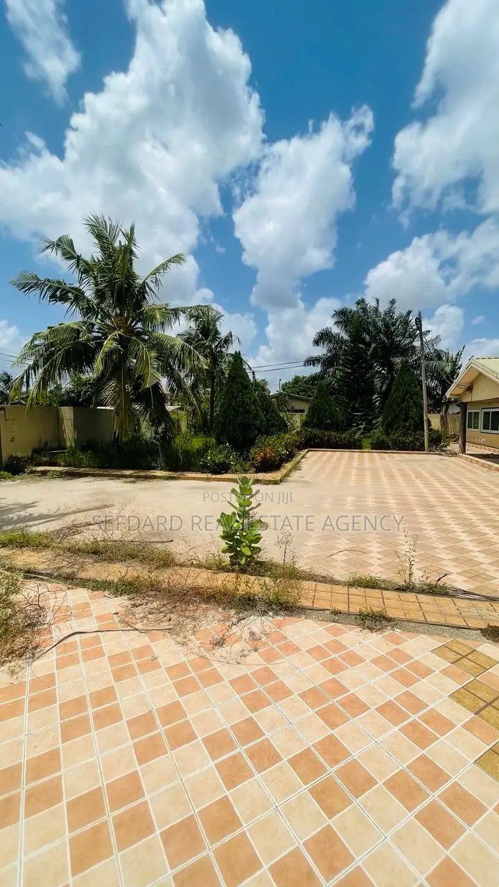4bdrm House in Sefdard Properties, Amasaman for sale