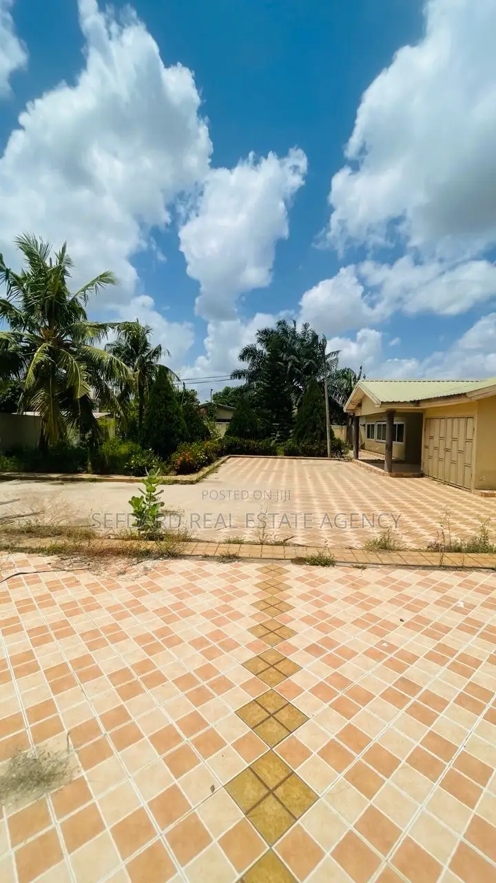 4bdrm House in Sefdard Properties, Amasaman for sale