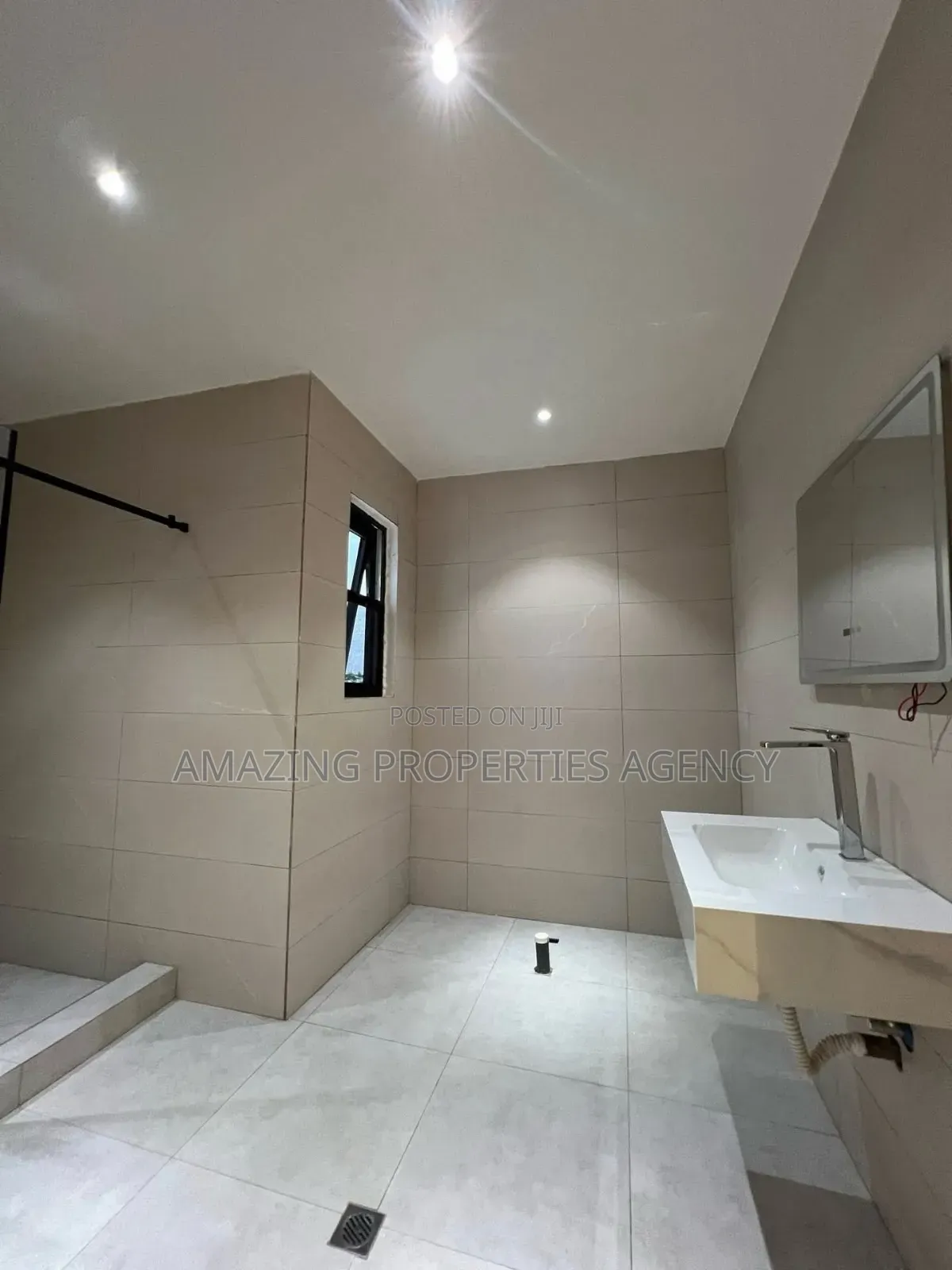 6bdrm House in East Legon, A&C Mall Area for sale