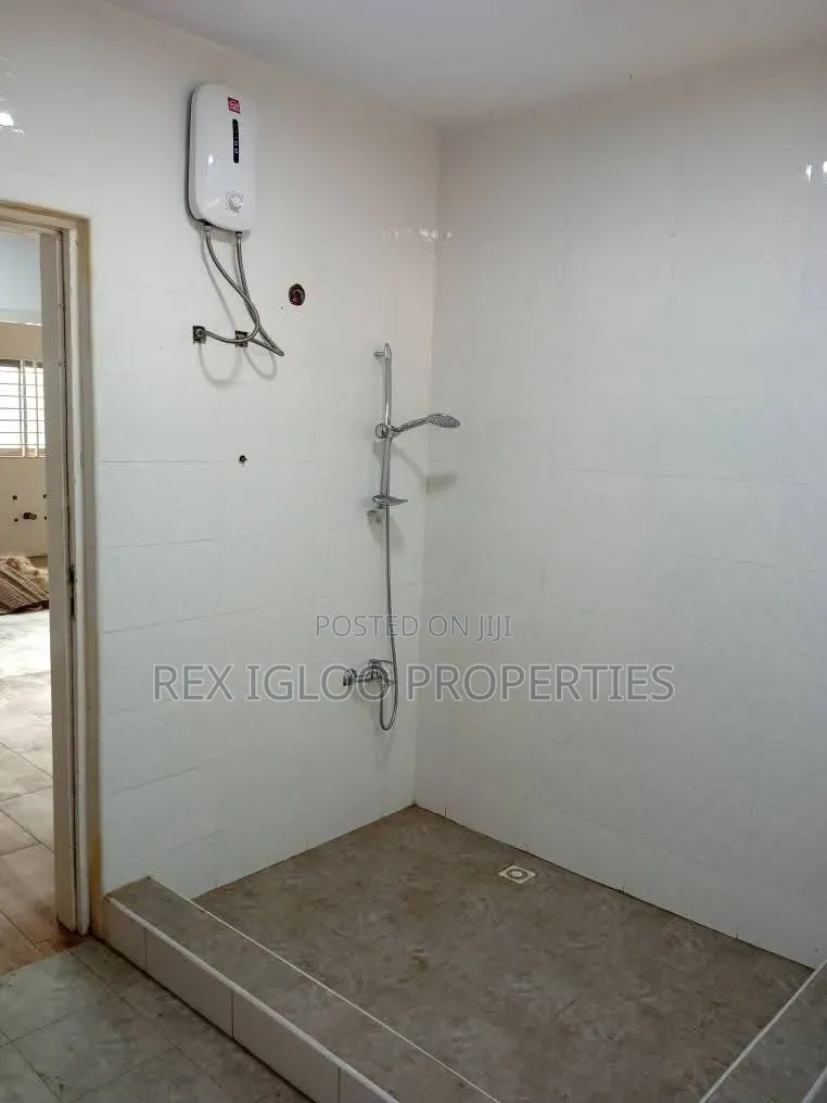 6bdrm House in Prampram for sale