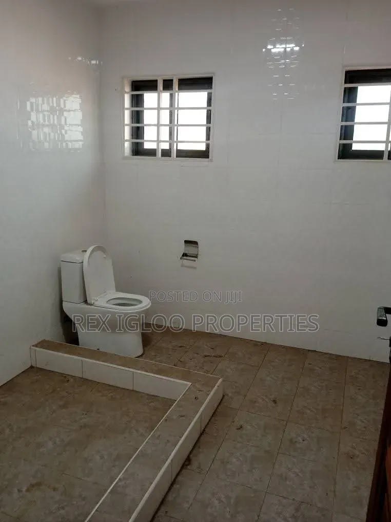 6bdrm House in Prampram for sale