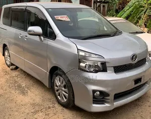 Toyota Voxy 2011 Silver