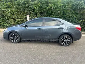 Toyota Corolla SE (1.8L 4cyl 6M) 2018 Gray