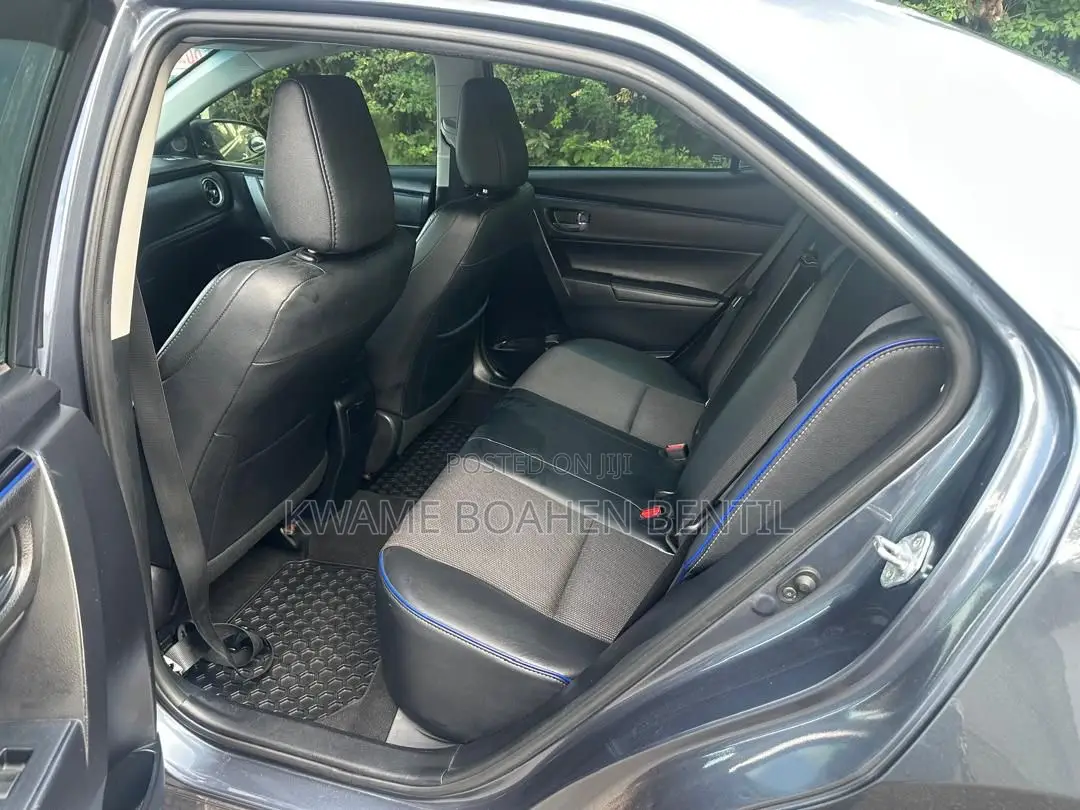 Toyota Corolla SE (1.8L 4cyl 6M) 2018 Gray