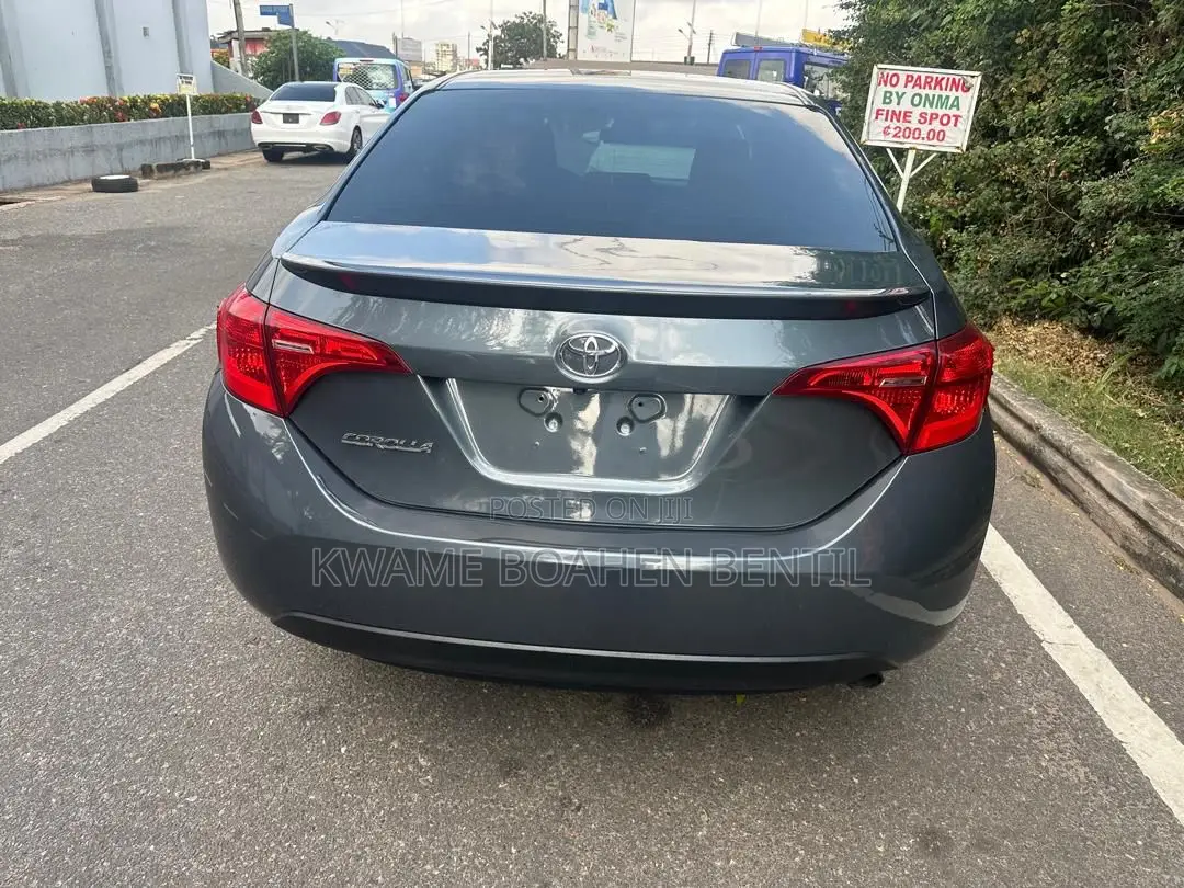Toyota Corolla SE (1.8L 4cyl 6M) 2018 Gray