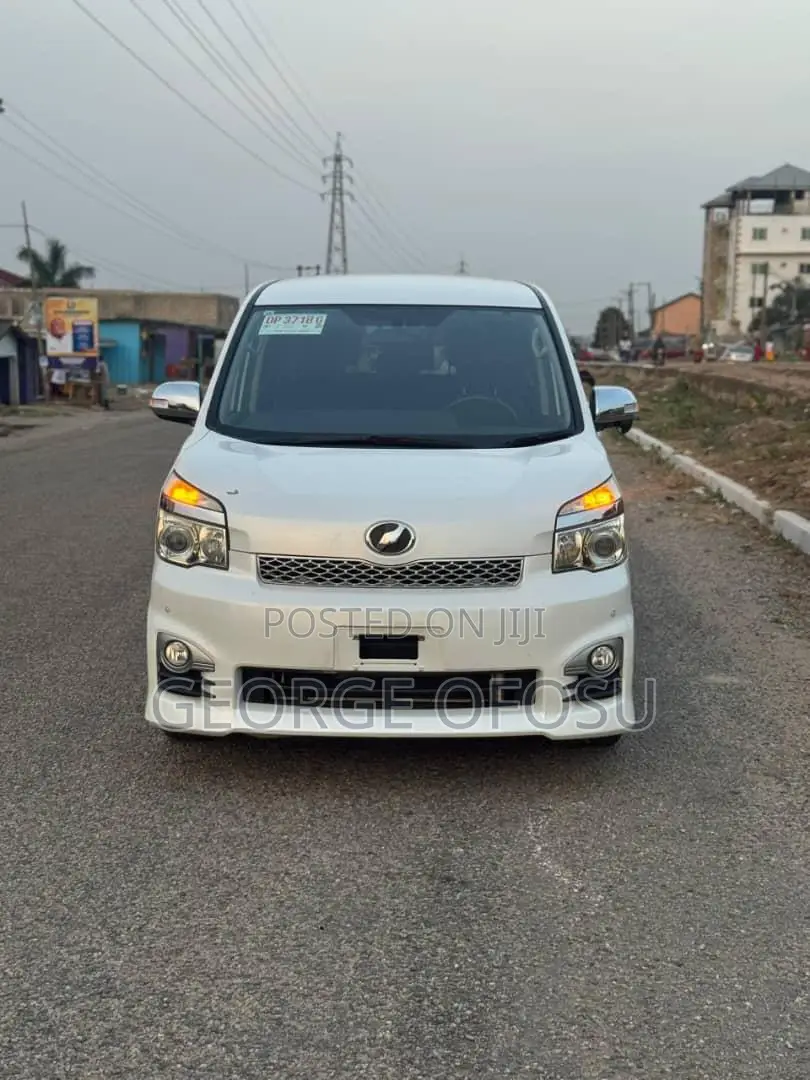 Toyota Voxy 2013 White