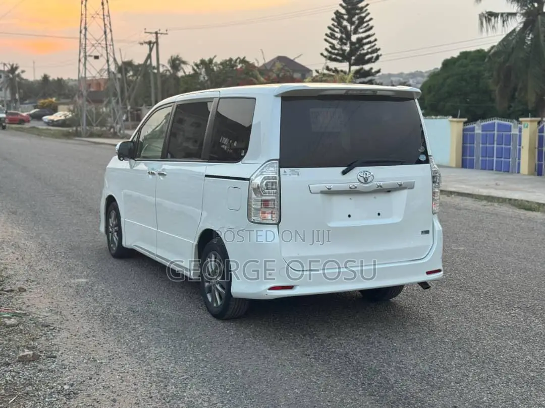 Toyota Voxy 2013 White