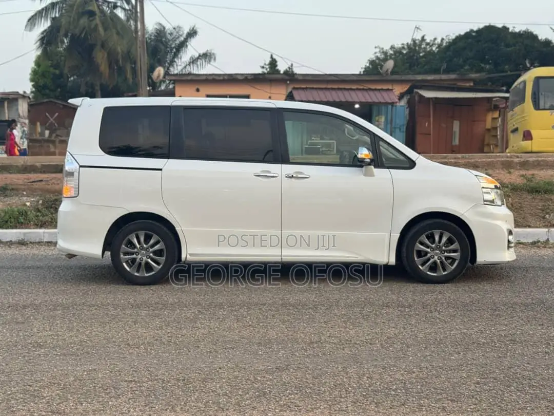 Toyota Voxy 2013 White