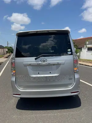 Toyota Voxy 2011 Silver