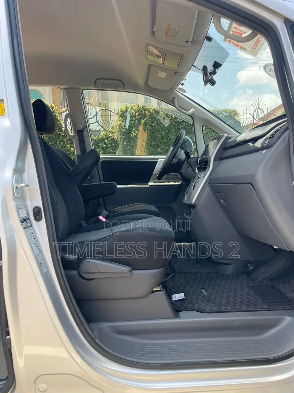 Toyota Voxy 2011 Silver
