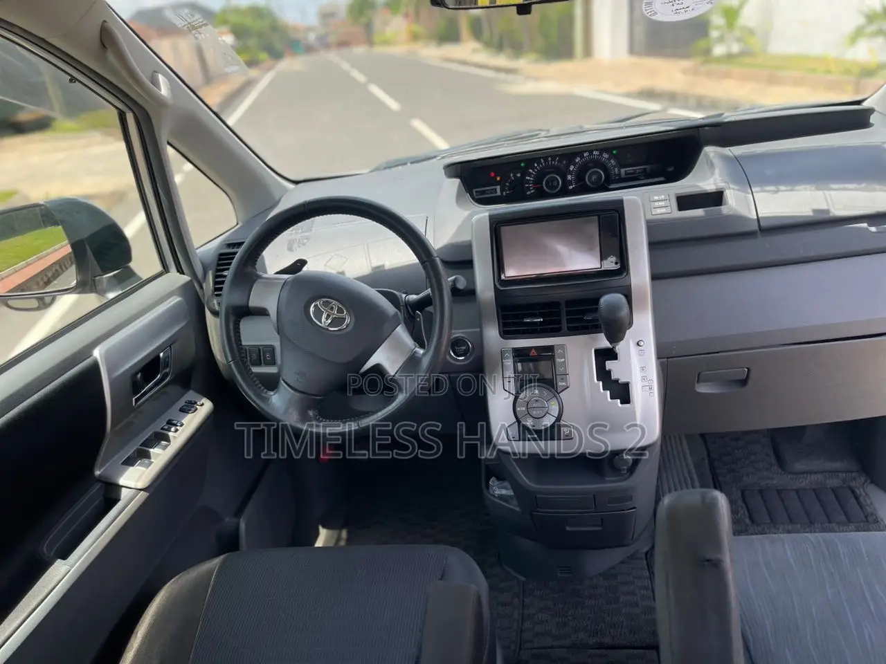 Toyota Voxy 2011 Silver