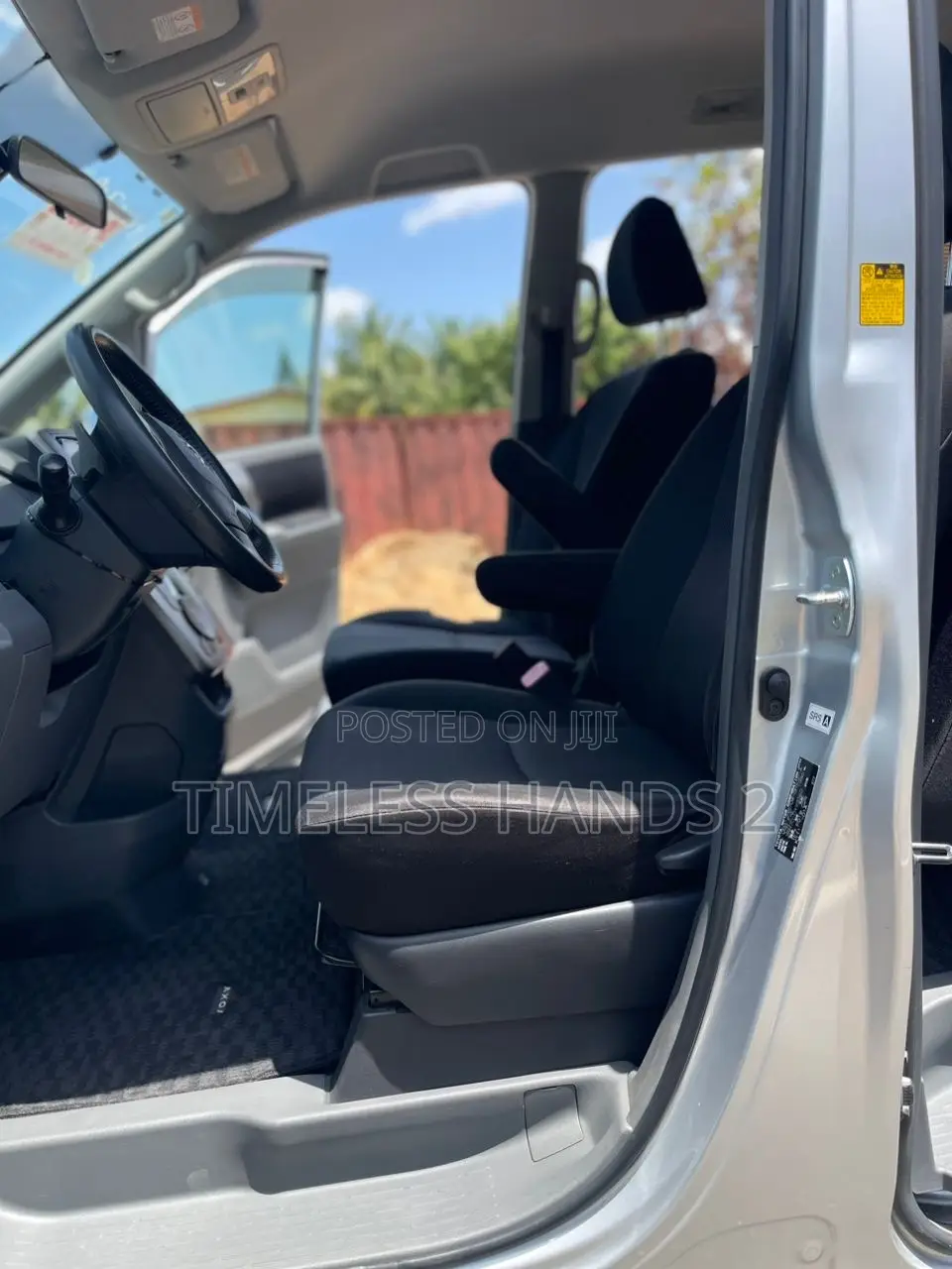 Toyota Voxy 2011 Silver