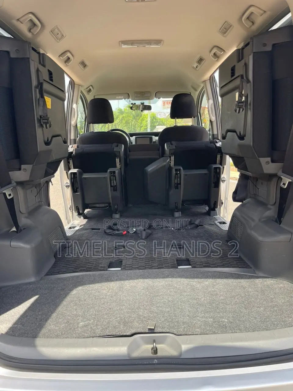 Toyota Voxy 2011 Silver
