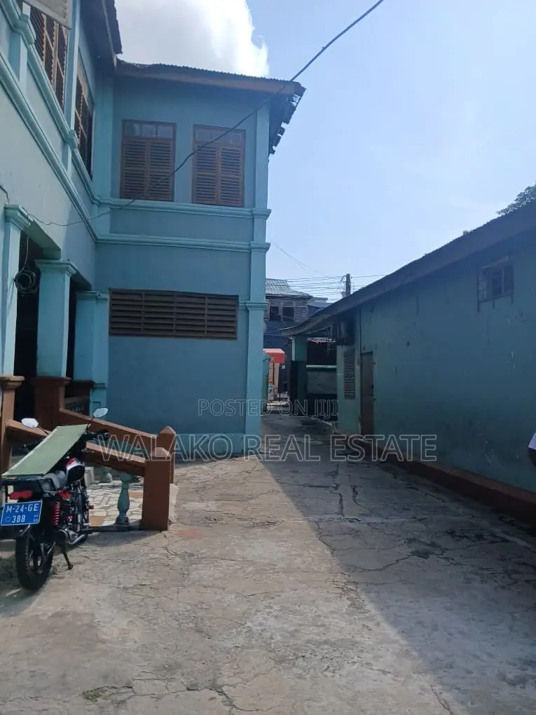 5bdrm House in Adabraka for sale