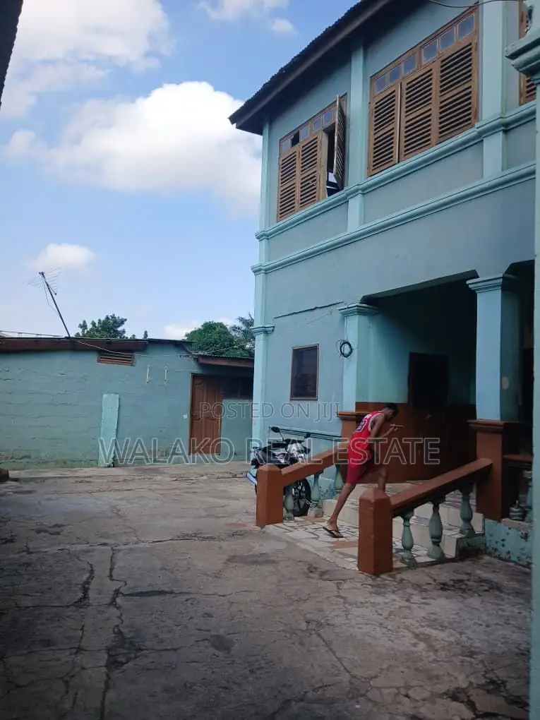 5bdrm House in Adabraka for sale