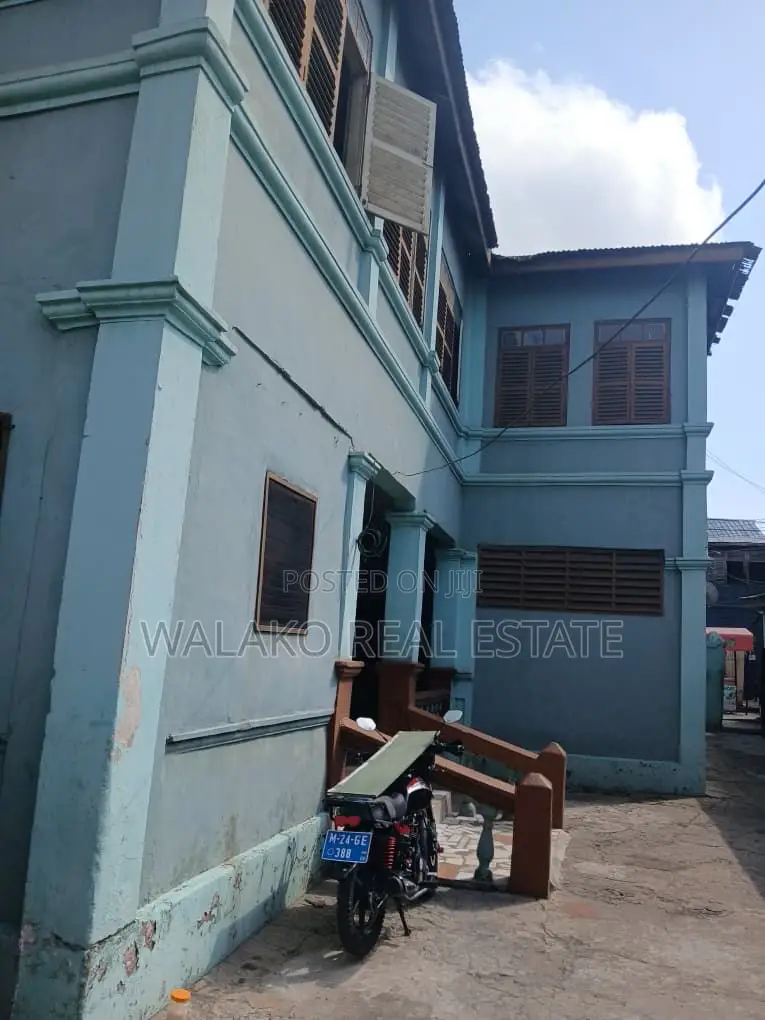 5bdrm House in Adabraka for sale