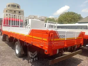 Hyundai 5ton (8 Holes Big Light)