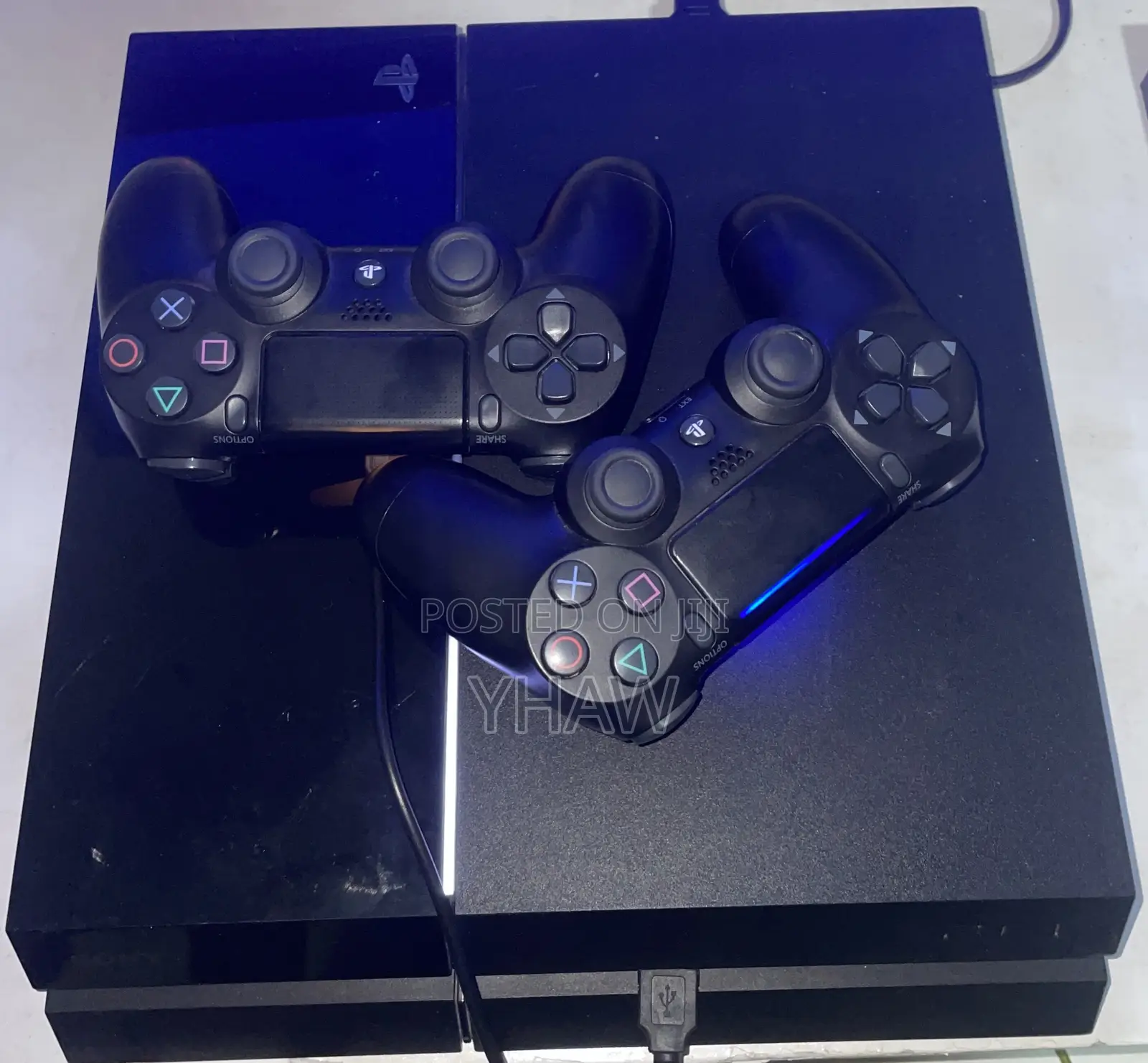 Playstation 4 Standard With 2 Controllers