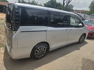 Toyota Voxy 2015 Silver