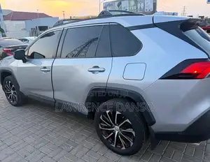 Toyota RAV4 2021 Silver