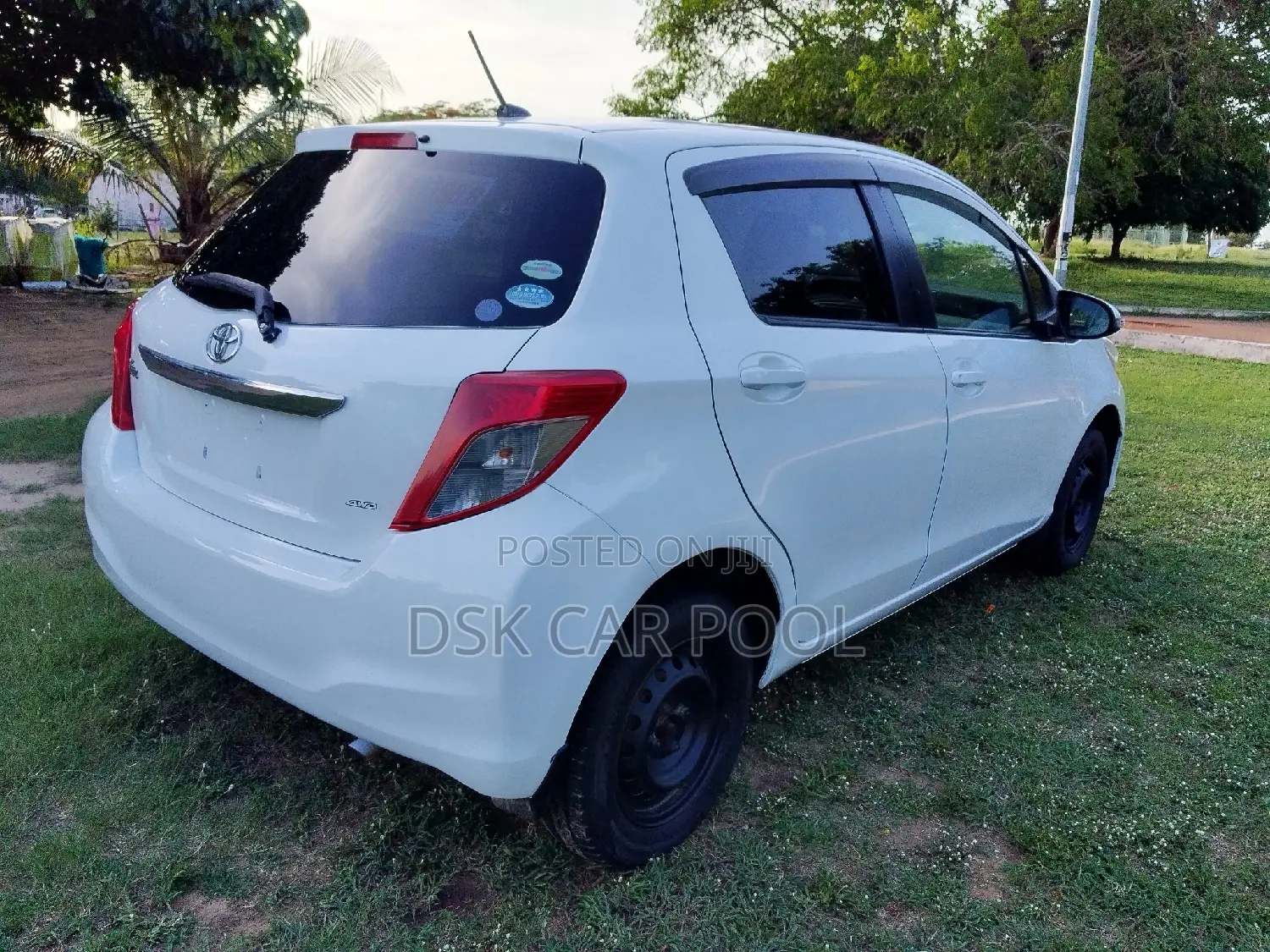 Toyota Vitz 1.3 AWD 5dr 2011 White