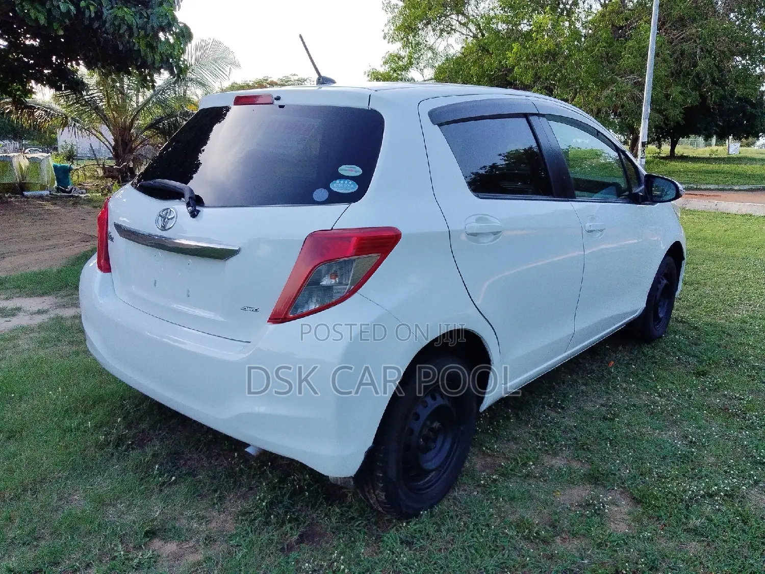 Toyota Vitz 1.3 AWD 5dr 2011 White