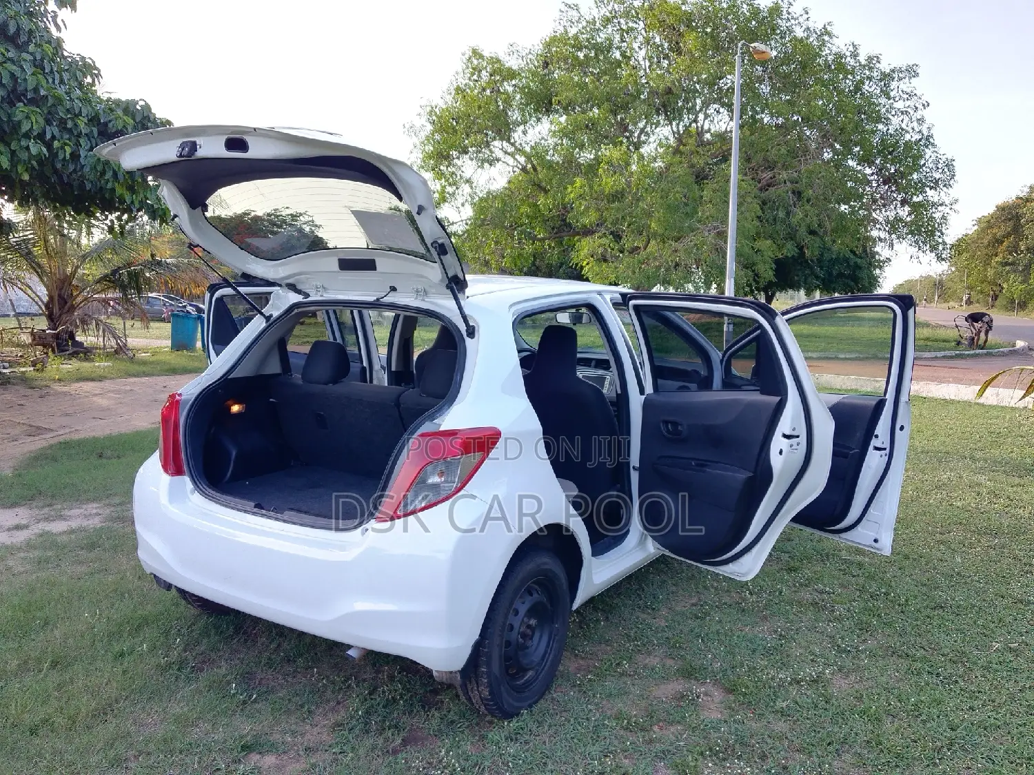 Toyota Vitz 1.3 AWD 5dr 2011 White