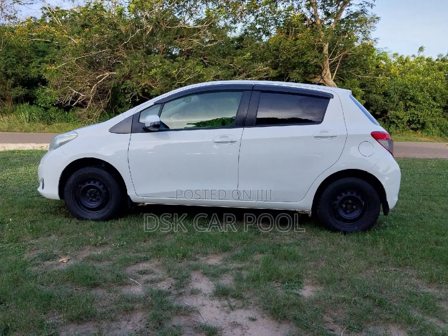 Toyota Vitz 1.3 AWD 5dr 2011 White