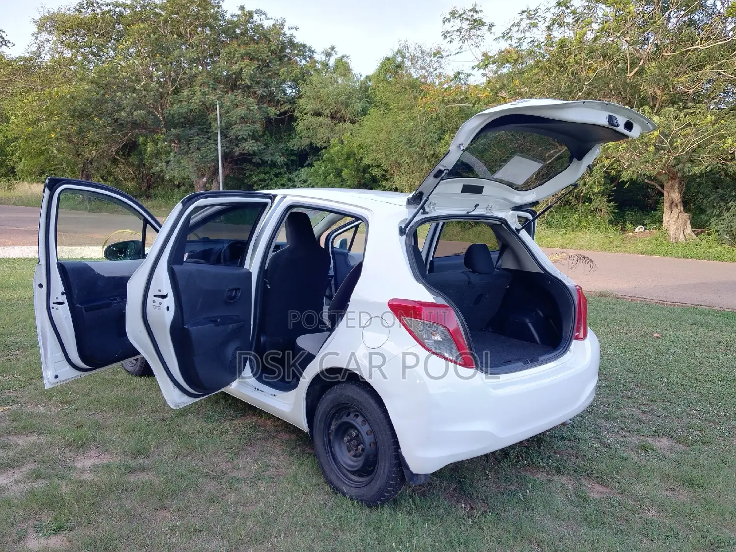 Toyota Vitz 1.3 AWD 5dr 2011 White