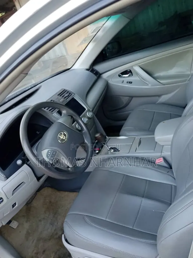 Toyota Camry Base 4dr Sedan (2.5L 4cyl 6M) 2010 Silver
