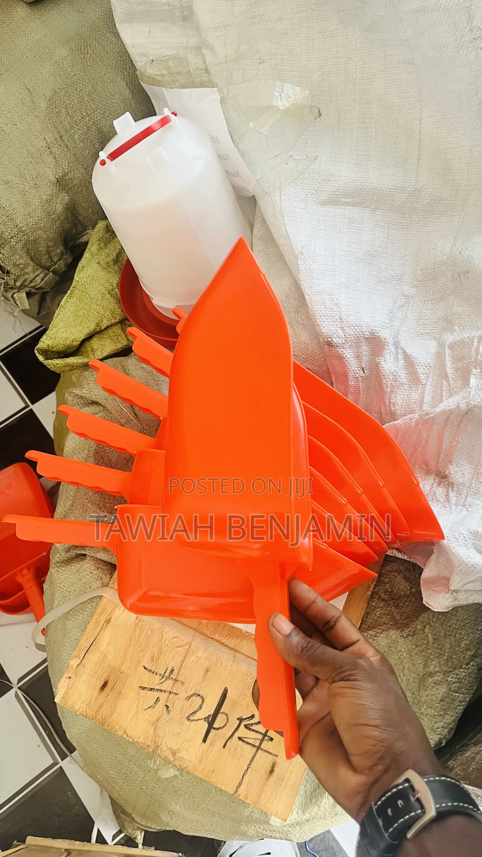 Feed Shovel