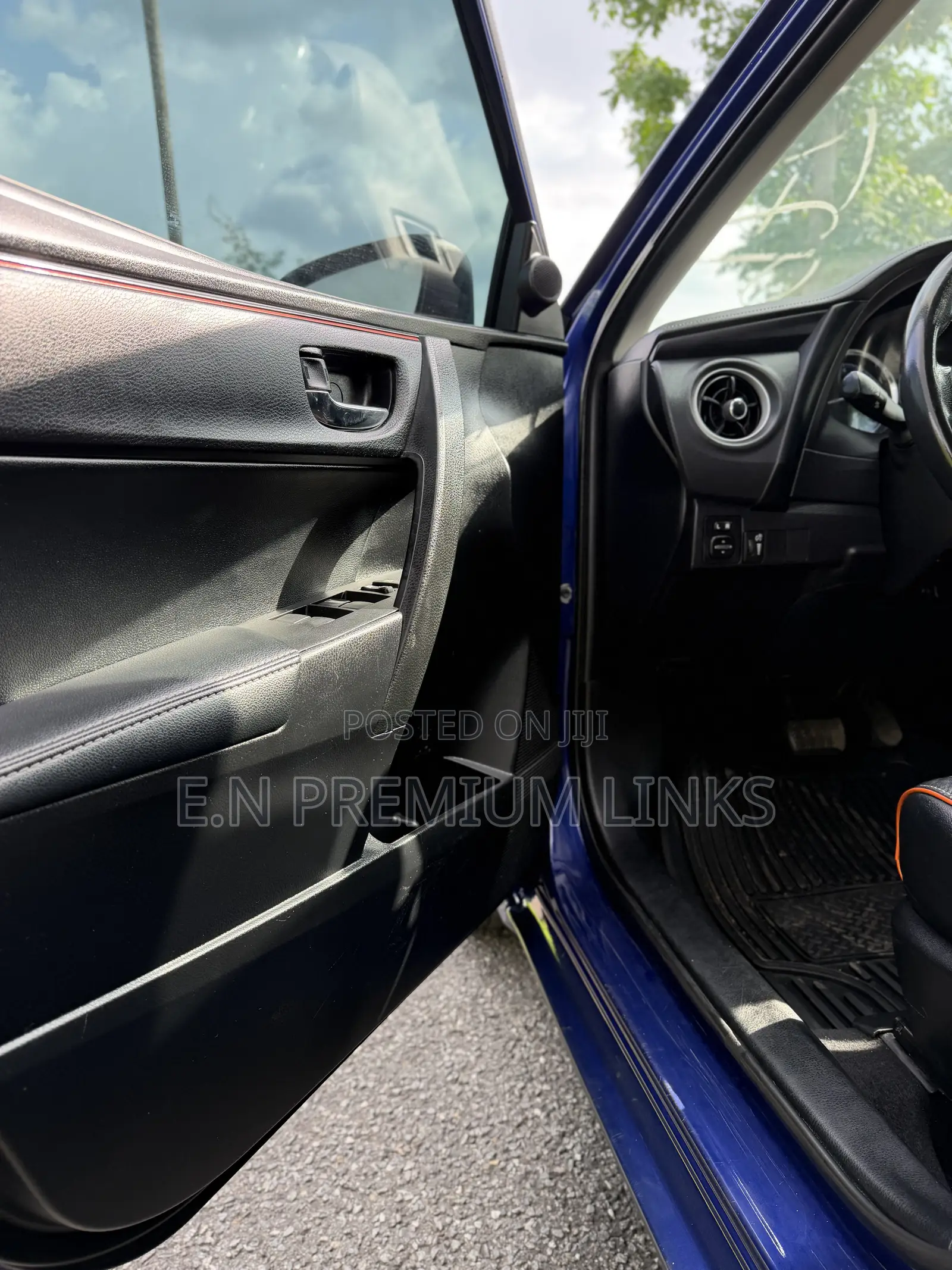 Toyota Corolla SE (1.8L 4cyl 2A) 2019 Blue