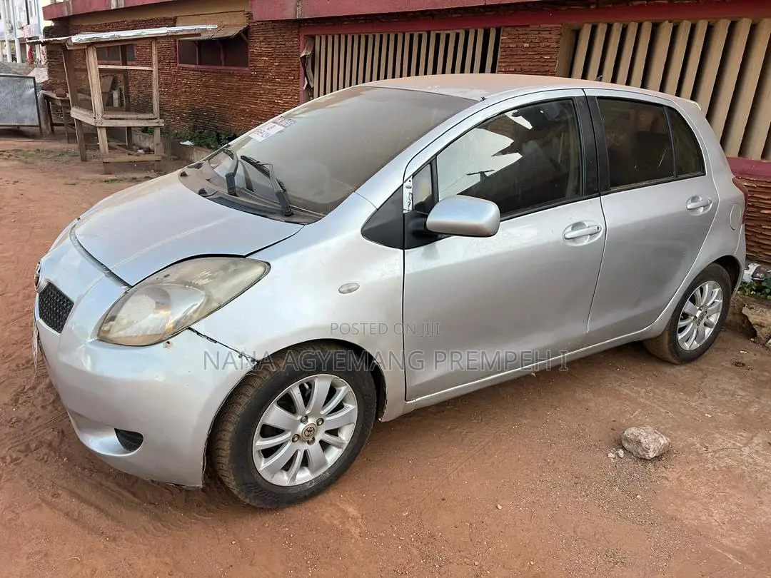Toyota Yaris Base Hatchback 5dr 2010 Silver