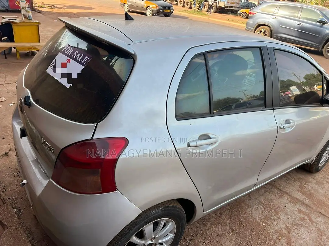 Toyota Yaris Base Hatchback 5dr 2010 Silver